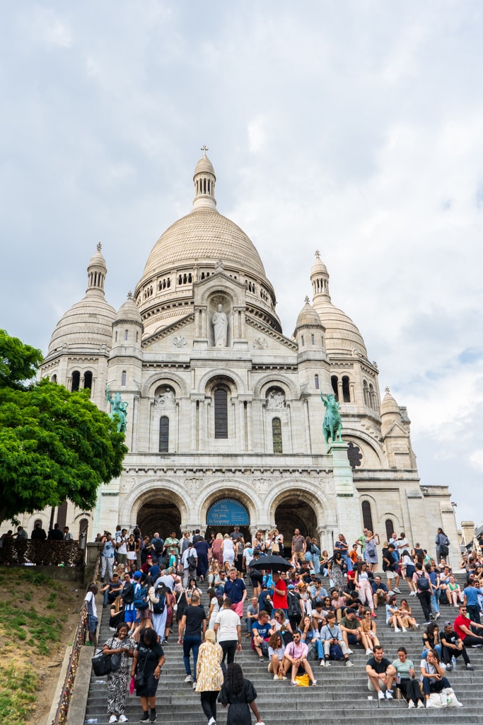 Sacré-Cœur Paris Front with people sitting on the steps
